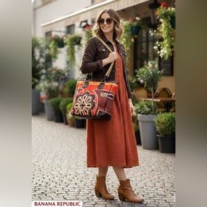 Vintage Banana Republic  bag Summer 2008 
 18 years old
100% Linen.
Cow Leather.